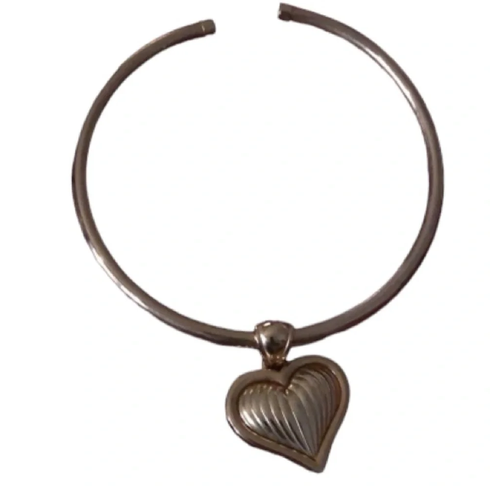 Floating puffed HEART gold tone flexible choker W/ reversible heart pendant